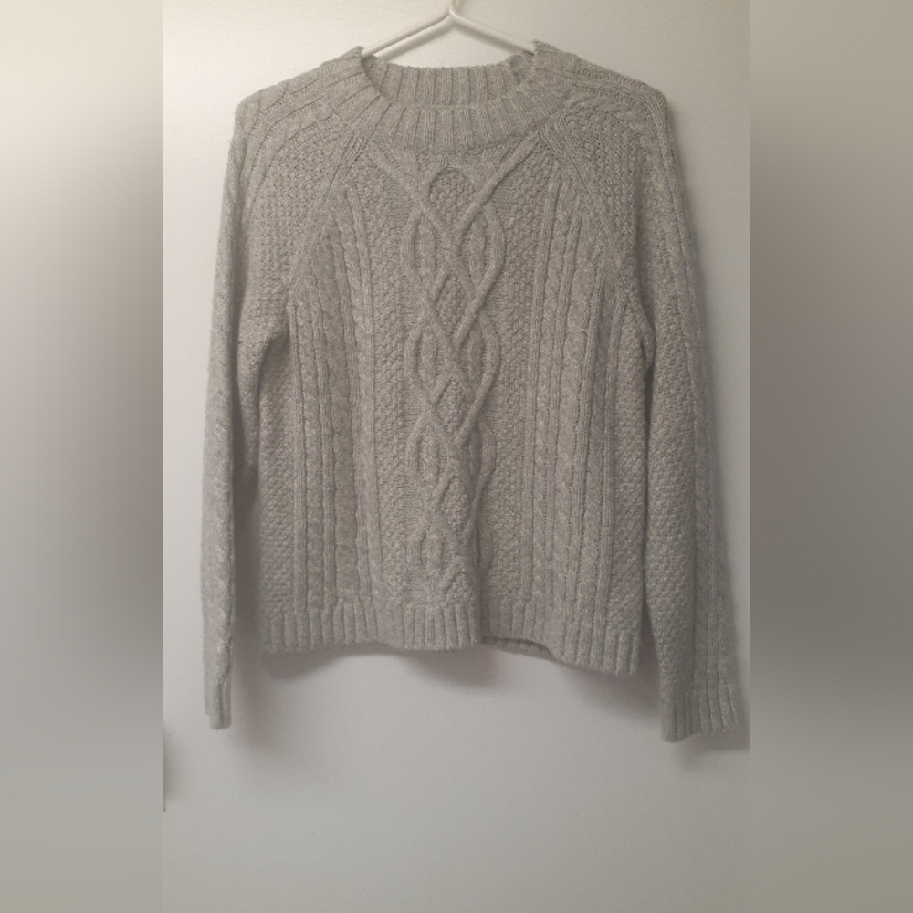 Abercrombie & Fitch light gray cable knit sweater - size